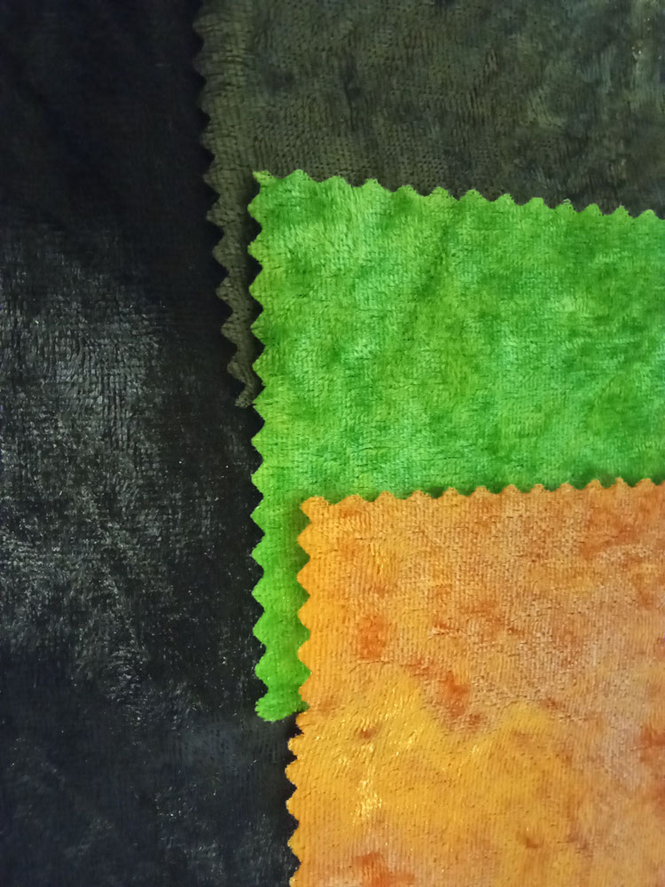 Panne de Velours : Le Tissu Brillant et Extensible pour vos Créations
